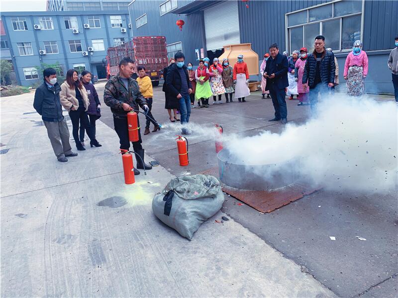 公司組織員工進(jìn)行消防安全知識(shí)培